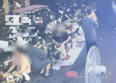 ​警方介入！洛阳一烧烤店多名用餐顾客遭楼上住户泼洒不明液体，有人皮肤发红，