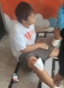 ​四川遂宁漫展，一名Coser被抓掉假发后发飙行凶致1人受伤，凶器是否为道具待确