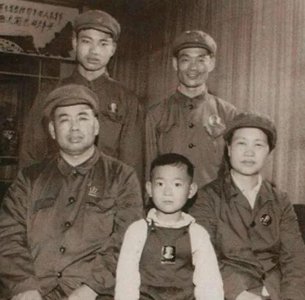 ​许世友长子一家境况：两个曾孙成为普通职员，孙媳下岗在街上摆摊