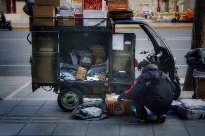 ​快递巨头集体涨价，网购包邮时代渐行渐远