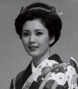 ​松坂庆子：明艳大气，犹如绽放的玫瑰