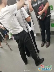 ​“顶族”现身南昌地铁一号线 照片被网友曝光