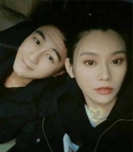 ​奚梦瑶和何猷君：远离烦恼的甜蜜恋情