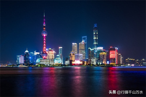 外滩实拍上海陆家嘴金融中心夜景，摩天大楼灯光璀璨
