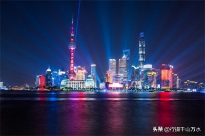 ​外滩实拍上海陆家嘴金融中心夜景，摩天大楼灯光璀璨