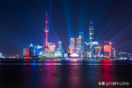 外滩实拍上海陆家嘴金融中心夜景，摩天大楼灯光璀璨