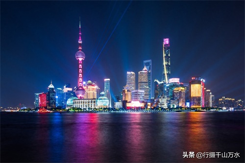 外滩实拍上海陆家嘴金融中心夜景，摩天大楼灯光璀璨