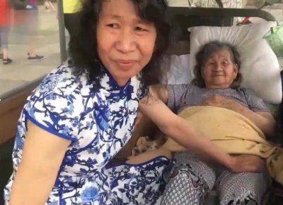 ​50岁大叔 为哄老母亲高兴 扮去世妹妹20年