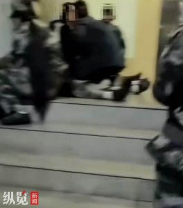 ​云南一职业学院几千名学生在室内军训致17人缺氧被救护车拉走？校方否认