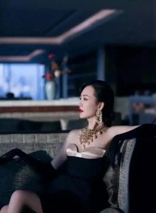 ​王鸥“胸罩外穿”火出圈，40岁照样性感无敌