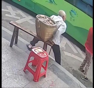 ​重庆一背篓老人等公交被拒载，当地回应：属实，性质比较恶劣，涉事司机已被开