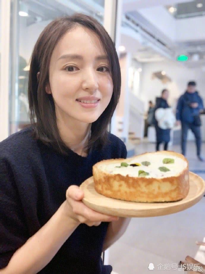 董璇新年首晒素颜自拍颜值养眼