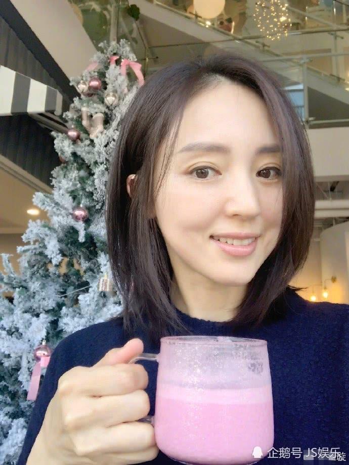 董璇新年首晒素颜自拍颜值养眼