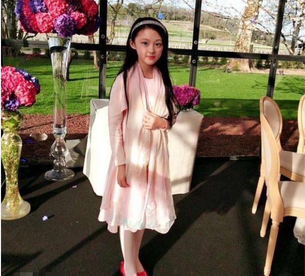 赵薇晒女儿小四月近照, 简直是妈妈的翻版, 网友称: 小小燕子