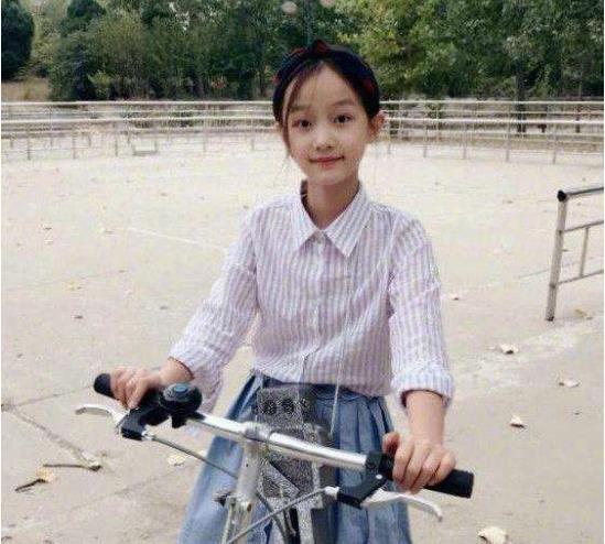 赵薇晒女儿小四月近照, 简直是妈妈的翻版, 网友称: 小小燕子