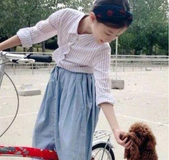 赵薇晒女儿小四月近照, 简直是妈妈的翻版, 网友称: 小小燕子