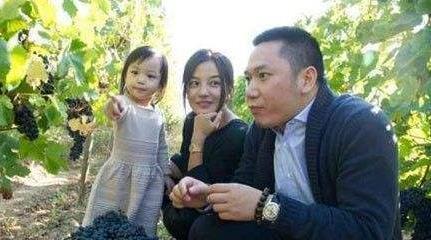 赵薇晒女儿小四月近照, 简直是妈妈的翻版, 网友称: 小小燕子