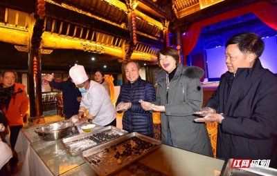 ​外国友人沉浸式体验张家界元宵节氛围 欢度民族团结“团圆夜”