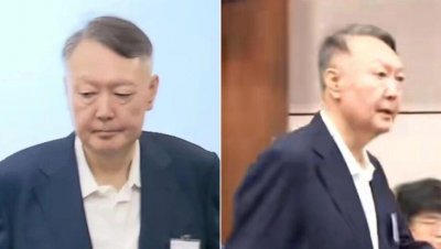 ​尹锡悦穿正装出庭受审：头发花白，没戴领带，胸前号码3617