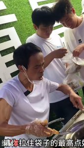 ​江西景德镇一炸鸡排摊主爆火网络，当地城管成立专班维持现场秩序，还特地为他