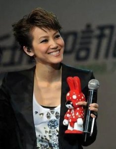 ​“港独”明星何韵诗，叫嚣让联合国把中国除名！如今下场大快人心