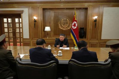 ​金正恩会见核部门科技人员 指导有关核武器生产协议会