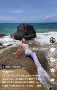 ​陈浩民36岁妻子海边拍照！穿泳装扮美人鱼，好身材不像生过4个娃