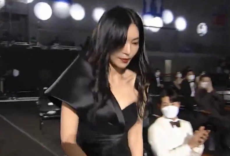 金素妍主演的电视剧(顶楼3演员齐聚金素妍站C位)