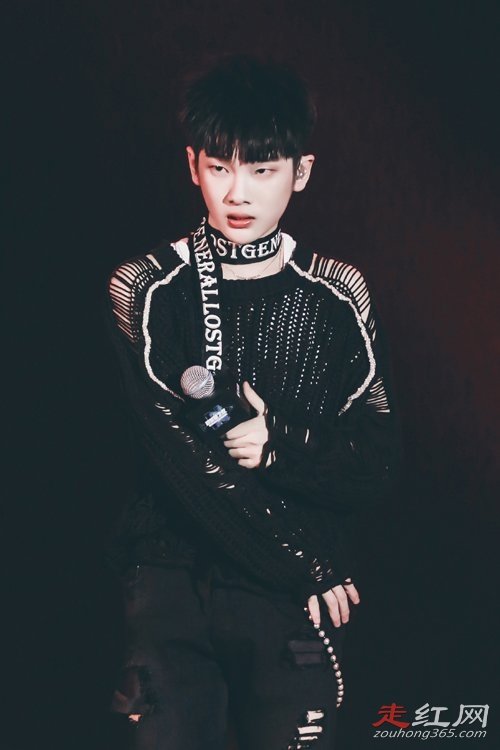 周震南父母是干什么的 家庭背景是富二代吗