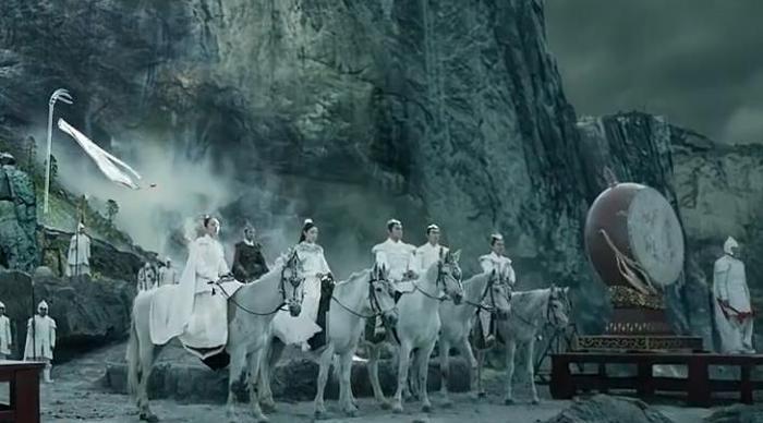 三生三世:翼君有东皇钟,青丘连兵都不养,天君为何却敬畏青丘?