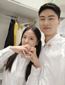 ​庞众望回应与女友拍“领证照”：拍着玩的，目前还没订婚领证