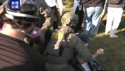 ​美抗议者与执法人员在芝加哥发生冲突