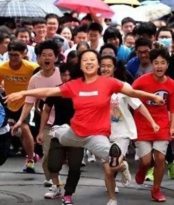 ​4年前，那个兴奋冲出考场跳＂一字马＂的湖南考生，后来考了多少分