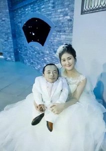 ​美女与“野兽”？18岁少女爱上28岁侏儒，2次流产后现状如何