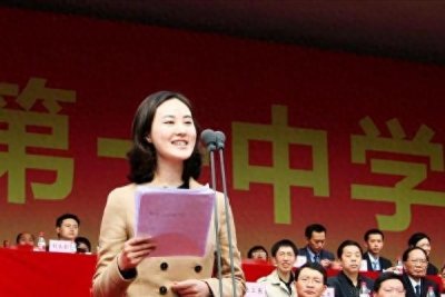 ​她曾是重庆最美的高考状元，如今当上央视主持人，43岁依然单身