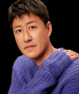 ​于震：娶小13岁妻子，婚后接连生三胎，如今过得怎样？