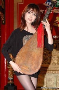 ​刘真罕见古装剧照曝光，国标舞女王弹琵琶别有风味，可惜伊人已逝