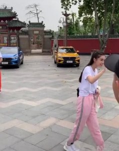 ​《跑男》录制baby被偶遇，路人镜头下的她，这颜值让网友跪了