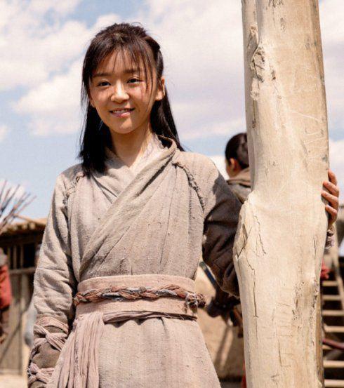 从抽烟喝酒的叛逆少女变成校服女神，搭陈凯歌儿子演《将夜》蹿红