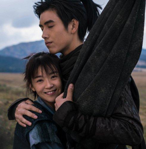 从抽烟喝酒的叛逆少女变成校服女神，搭陈凯歌儿子演《将夜》蹿红