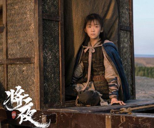 从抽烟喝酒的叛逆少女变成校服女神，搭陈凯歌儿子演《将夜》蹿红