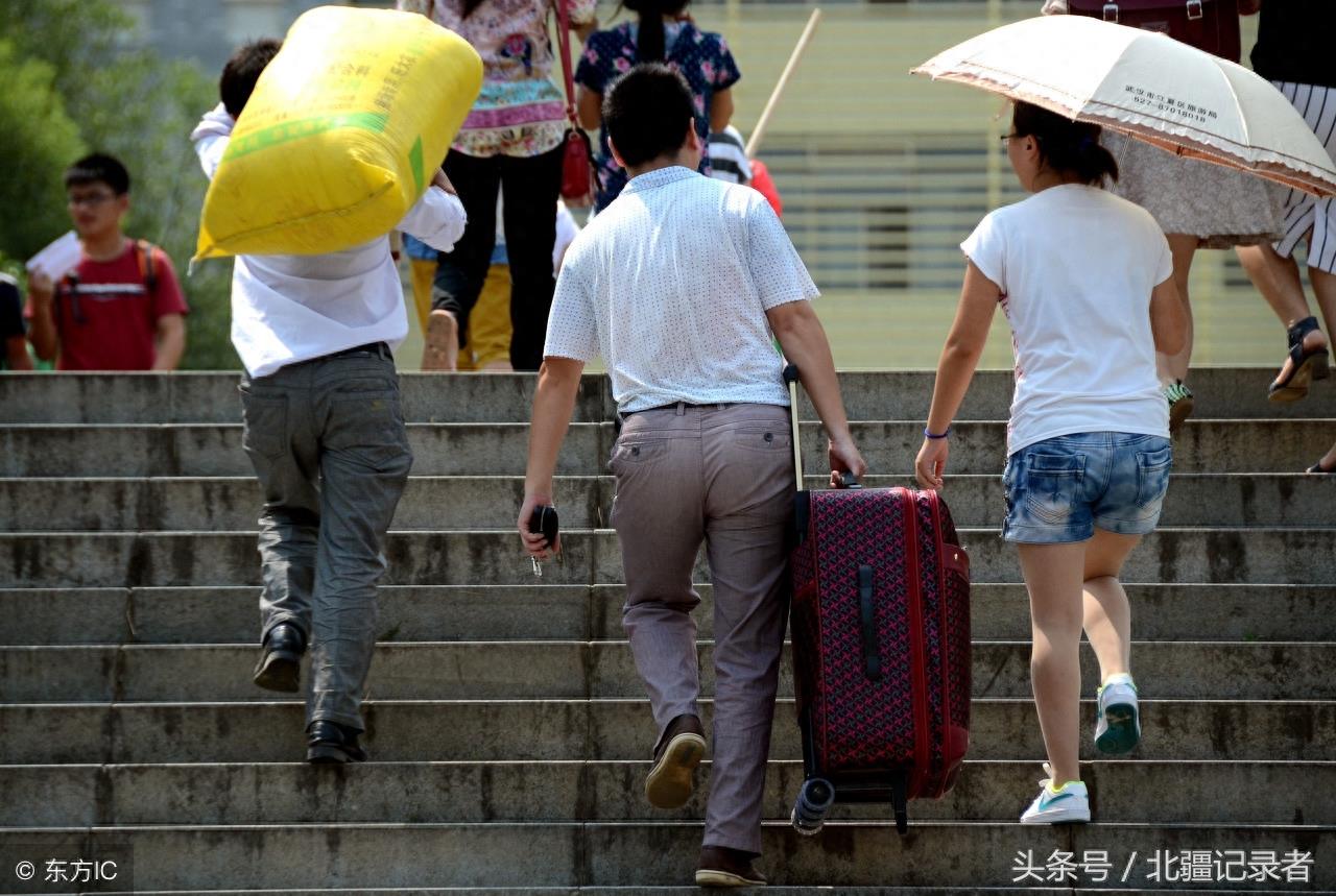 14个父亲背影感人瞬间，哪张打湿了您的眼，哪张又勾起了您的回忆