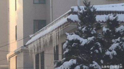 ​受持续降雪影响 多处房檐出现冰凌存“隐患”