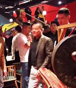 ​突发！曝崩牙驹被禁入内地，成立洪门疑为骗钱，已与四婚妻子分手