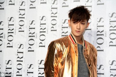 ​搞笑耿直的偶像黄子韬，身材高挑穿衣也很有feel