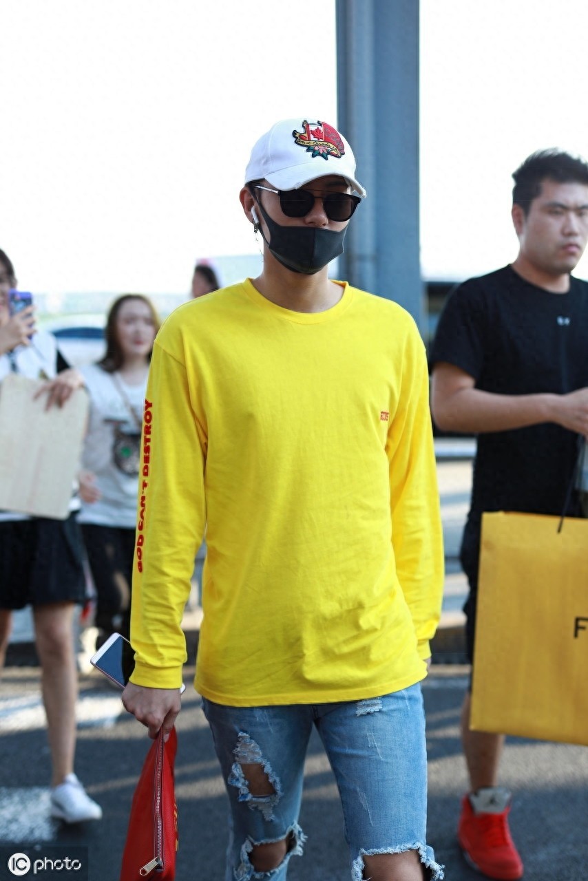 搞笑耿直的偶像黄子韬,身材高挑穿衣也很有feel