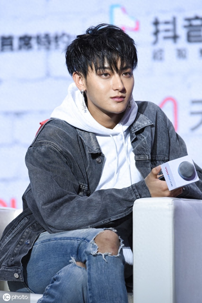 搞笑耿直的偶像黄子韬,身材高挑穿衣也很有feel