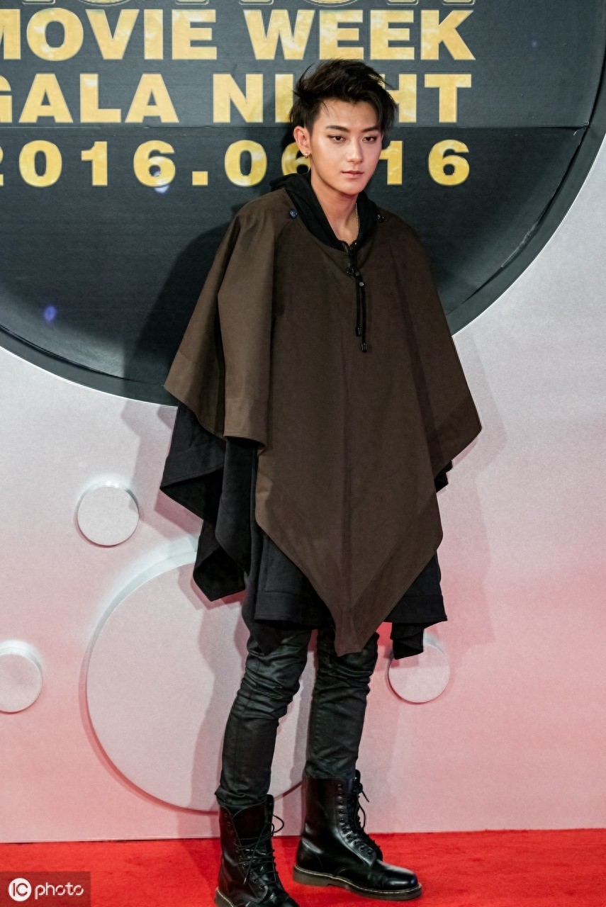 搞笑耿直的偶像黄子韬,身材高挑穿衣也很有feel