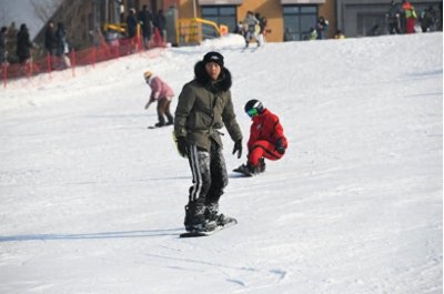 ​太原市杏花岭区采薇庄园滑雪场内，游客在冰雪世界中滑雪游玩