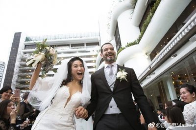 ​原子惠晒浪漫结婚照 母亲郑佩佩在现场大笑乐开怀